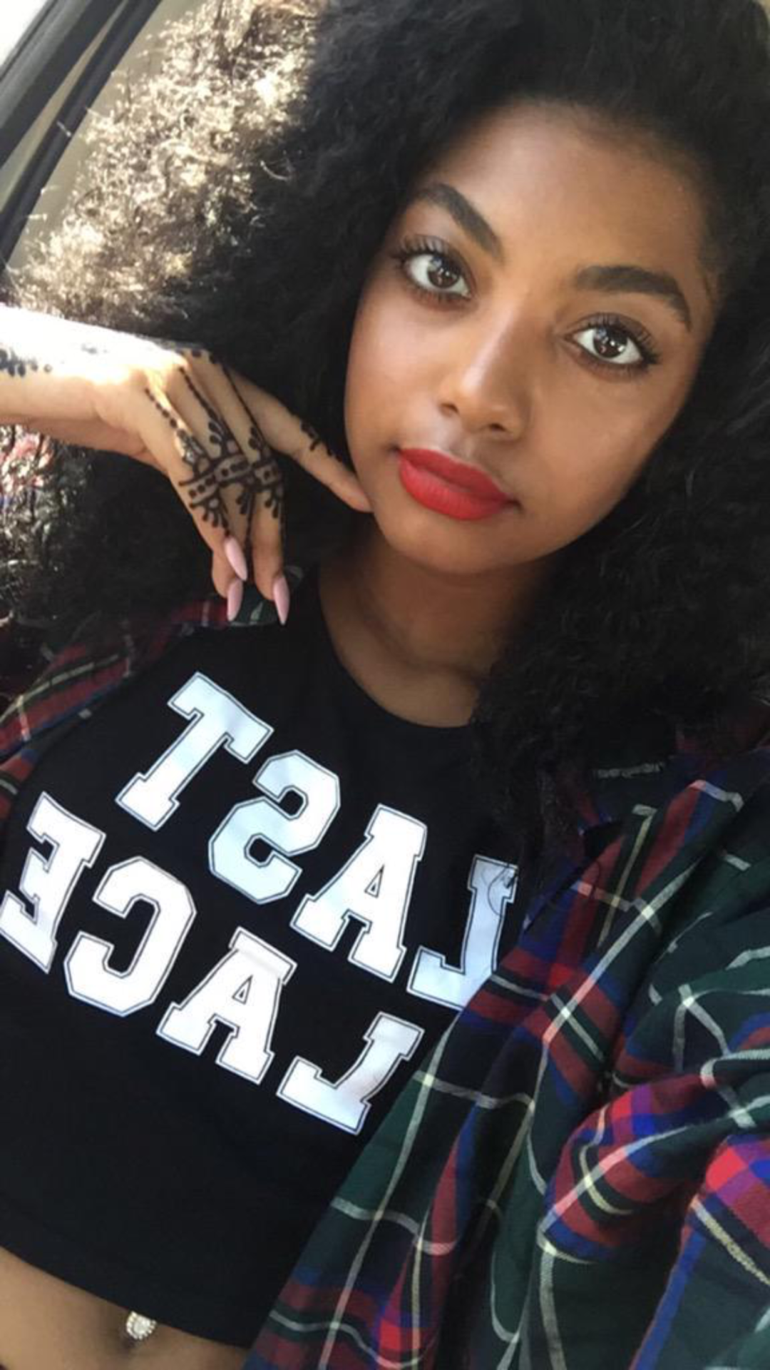 naturalhairqueens:  hello-kaela:  I miss my tan!! #Blackout 🕌✨   This girl is