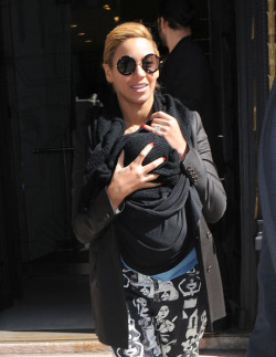 beyonce-is-irreplaceable:  Beyonce and Blue