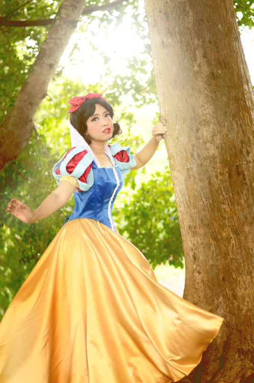 oruntia: Snow White Cosplay  costume, props, makeup by me photo by epi corner animal stock by w