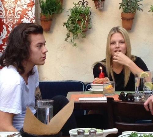 harrystylesdaily:@GabrielleMcKeon: when ur cousin sends u pics of Harry at lunch today