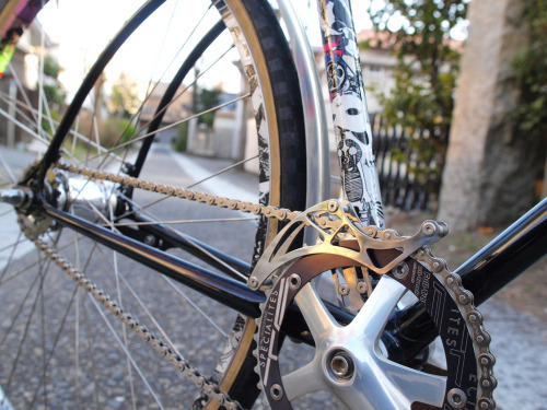 gimmieabike: aces5050:  Sunrise Bicycles (by Sunrise cycles)   what is that pretty metal for?