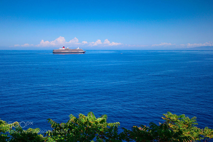 socialfoto:sea with the sun in the evening the ship sails on the sea on the horizon