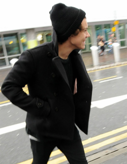 rosqua:  floricawild:  hi i love you  the curls peeking out of the beanie&lt;3