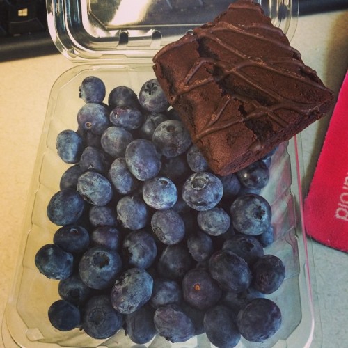 Snack time! 2pp - @fiberone brownie and blueberries! #weightloss #wwfriends #wwfamily  #weightwatche