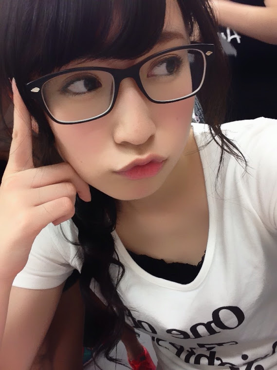 akibeya:  吉田朱里 - Google+ - レッスンなーう♡ もぉメガネやでー♪