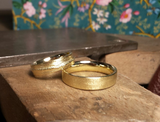 goldenes ringpaar mit diffuser