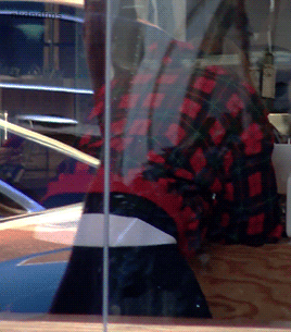 dirtywrld:Justin showing that ass off to paparazzi!