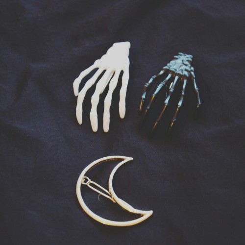 blackmoon-dust:Hair pins from Pale Roses (Nu goth & Modern Witch Shop)