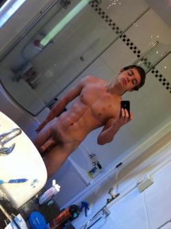 alexwantnakedboys:  this cocky boi needs a good fucking  He can fuck me