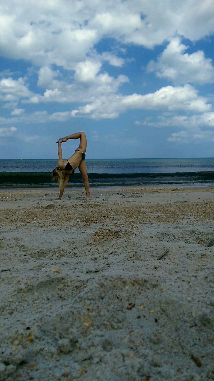 sexual-scorpio-stoner:  beach goddess  Yes. Yes you are