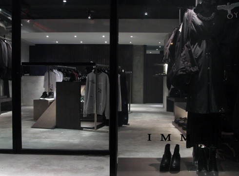 kuroikami:  IMMENSE忠孝店創立於2008 為IMMENSE第一間實體門市 空間架構為較冷調的水泥紋理與木質框架與不鏽鋼鐵管 利用垂直水平與角度的關係創造出幾何元素 主要銷售次文化街頭品牌 配合復古休閒等多元風格