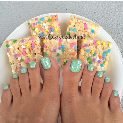 toe-tastic: These ladies wanna show off their pretty toes and more!bit.ly/ToeTastic