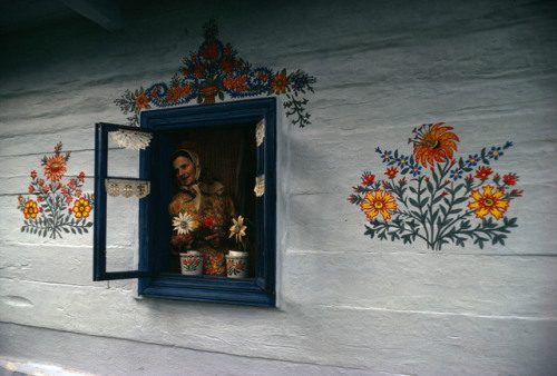 global-musings:Zalipie, the “painted village” near Ternow. Houses are completely painted on the insi