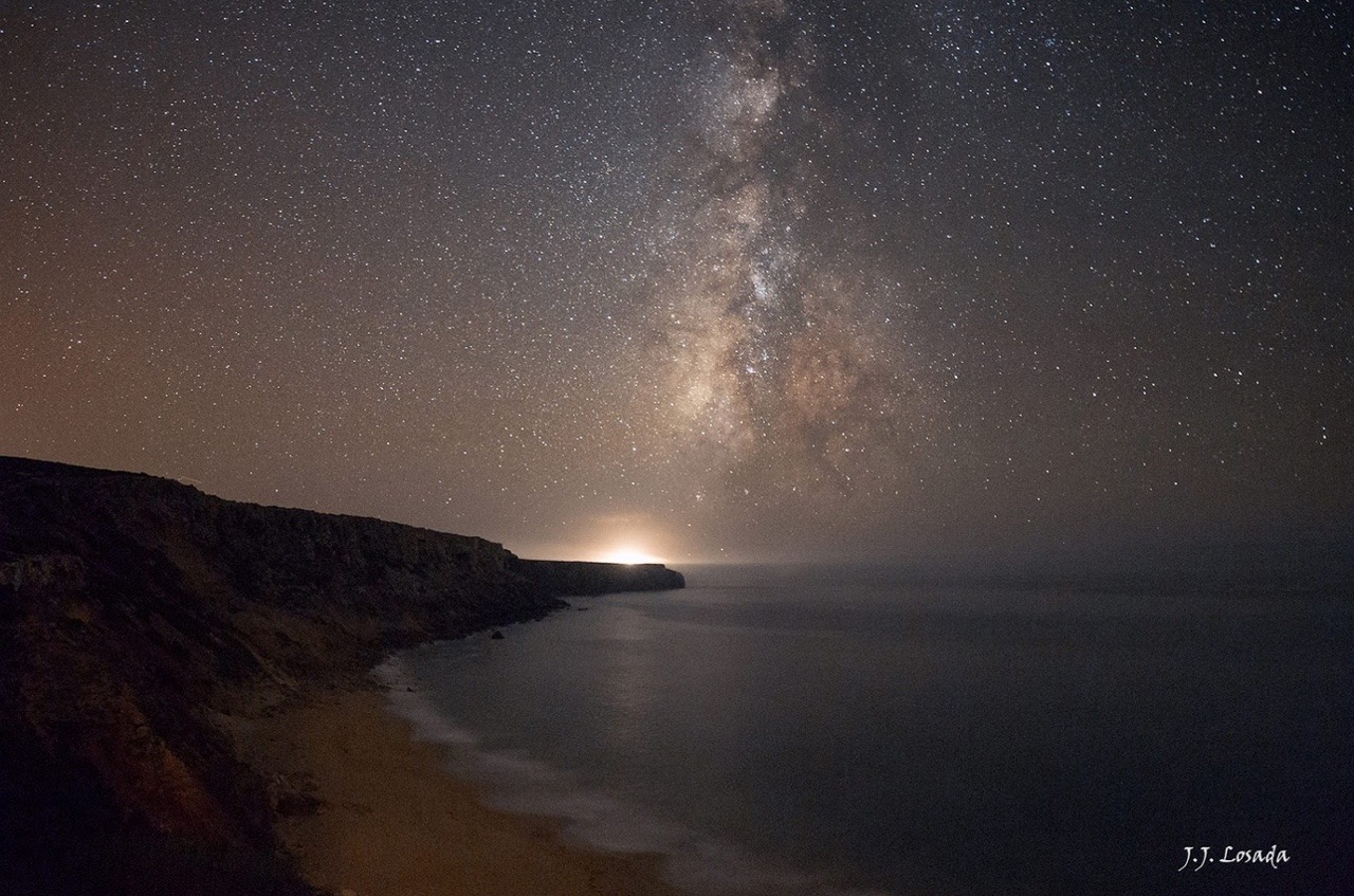 ohstarstuff:
“ When you look out at the horizon you truly get a sense of the infinite. The ocean seamlessly merges into the never-ending expanse of the cosmos.
The image was taken off the coast of Praia do Telheiro, Portugal by astrophotographer JJ...