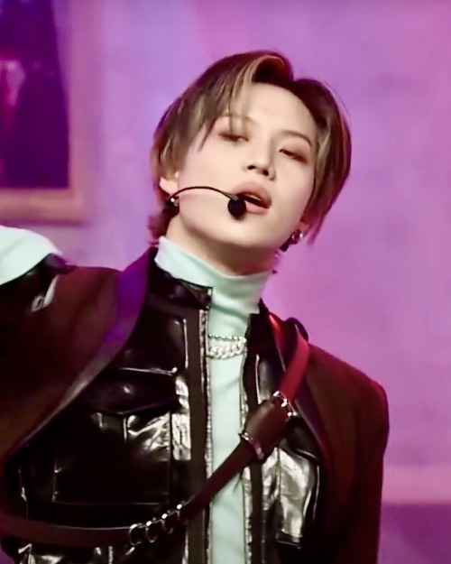 taeminupdates:Taemin in the performance stage of SHINee’s Don’t Call Me