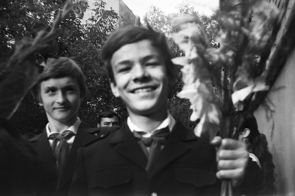 September 1 (Back to school day). Photo by Yuri Zak (Moscow, 1979)
