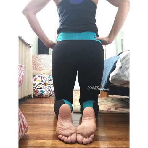 solemuseum:  @toesation #anniefeetthoughts #soles #creamysoles #longtoes #prettylegs #yoga #sweatyso