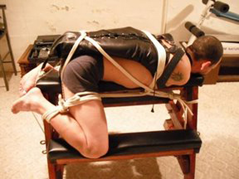 bondageforthebigman: sparkypupp:  Rah Sarge  Horsing around. 