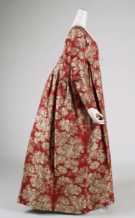 1790s round gowns;Printed cotton dress, 1795 -1800Silk French dress, 1790sDress 1795 Italy