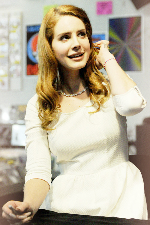 diamondsanddelrey:  Lana Del Rey and Marina and The Diamonds Blog  