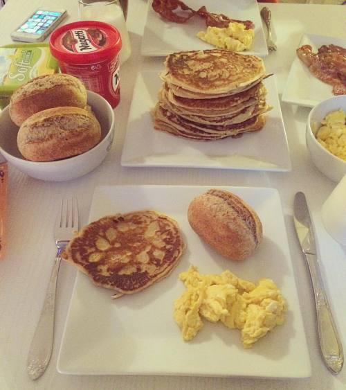 Frokost #brekkie #breakfast #frokost #pannekaker #egg #rundstykke #saturday