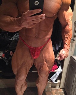 freakmuscle:  (via Some Bodybuilder 47342 - MyMuscleVideo) 