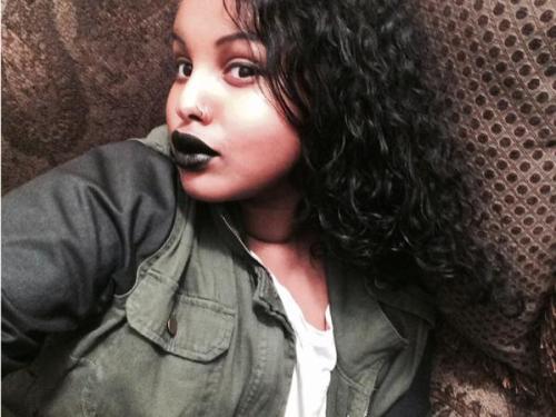 owiebesmam:*takes advantage of black out by posting millions of selfies*