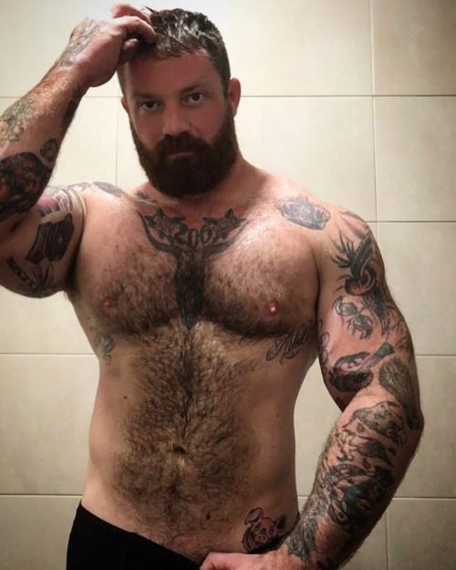 beardburnme:  “Oh you know, scratching my head. #boobdaybear #suckitin #findyourlighting” by @medievalmanes on Instagram http://ift.tt/1NvazHr