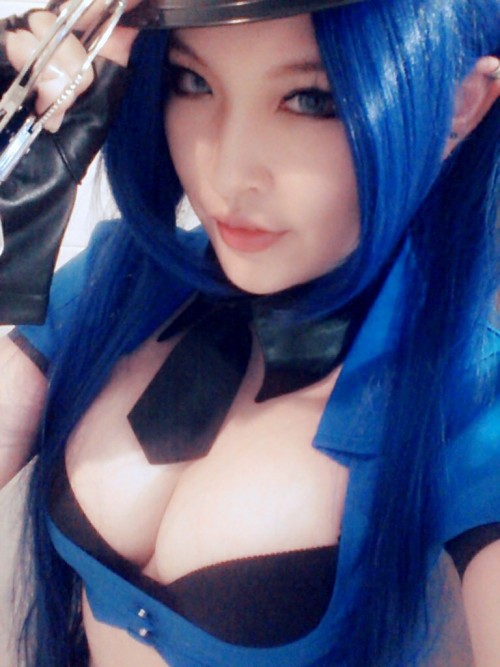 league-of-legends-sexy-girls:  Caitlyn Cosplay adult photos