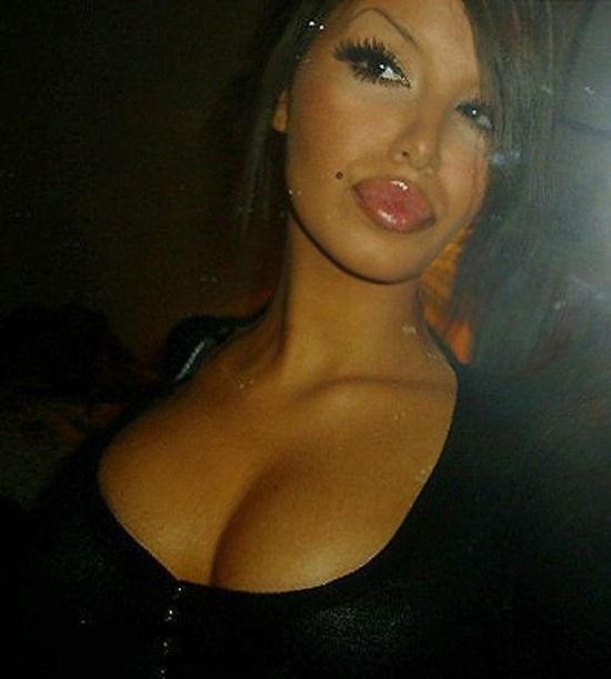 brunette-bimbos:  tresmanosss:  (via TumbleOn)  Brunette Bimbos blog, if you like