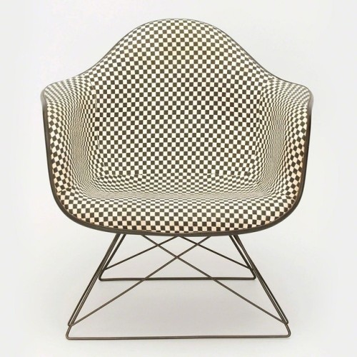 frenchcurious: Classique du Design - Charles & Ray Eames, Alexander Girard - LAR “Shell Chair” 1955 - source AD Russia.