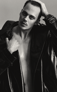 Bill Skarsgard Tumblr_peqiv1Yg8y1s3ta8vo4_250