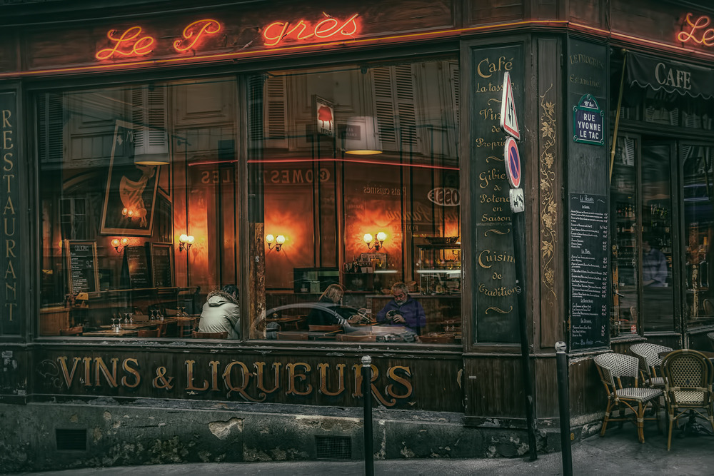 steampunktendencies:  Montmartre, Paris, France  Photographer : @thepictorialist