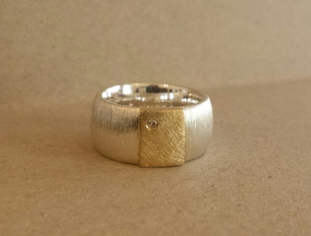 ring in silber mit goldenem besatz und einem