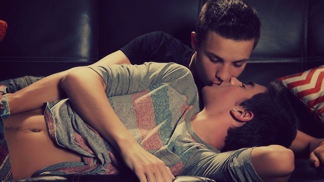 kissbisexual:  follow my blog 