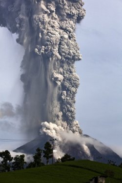 naturalsceneries:  Mount Sinabung erupts