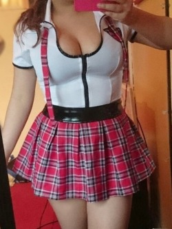 cuddlemedaddy:  My new costume! It’s so cute I wish I could wear it on Halloween, but it’s so short that everyone will see my ass! ♡