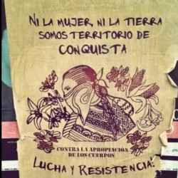 awkadomo:  Soberania sobre nuestra tierra, sobre nuestros cuerpos! Lucha y resistencia! ✊     #lucha #resistencia #soberanía #tierra #pachamama #cuerpo #mujeres #feminismo #nosomosterritoriosdeconquista #arribalasqueluchan #lacalleesnuestra #artecallejero