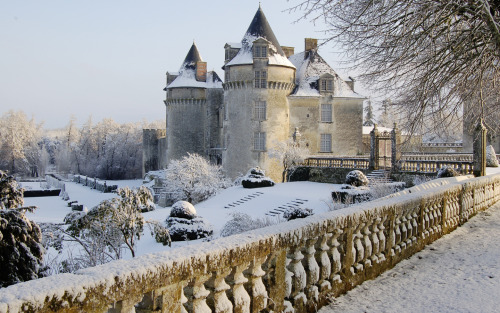 castlesandmedievals: Le Château de la Roche Courbon Château de la Roche Courbon is a lar