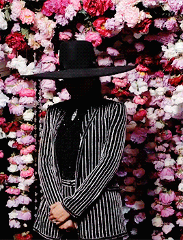 nickisteeth:  @BEYONCÉ: 🌸 