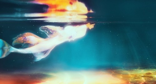 ziseviolet:『水魅』 “以情为食，以水为狱。”Ethereal underwater mermaid photoshoot by Chinese photographer 夏弃疾_. The