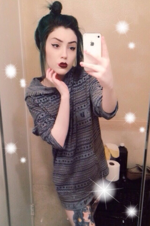 wolfqveen:  Thinking of coloring the tips of my hair lime green like an alien hmmm!