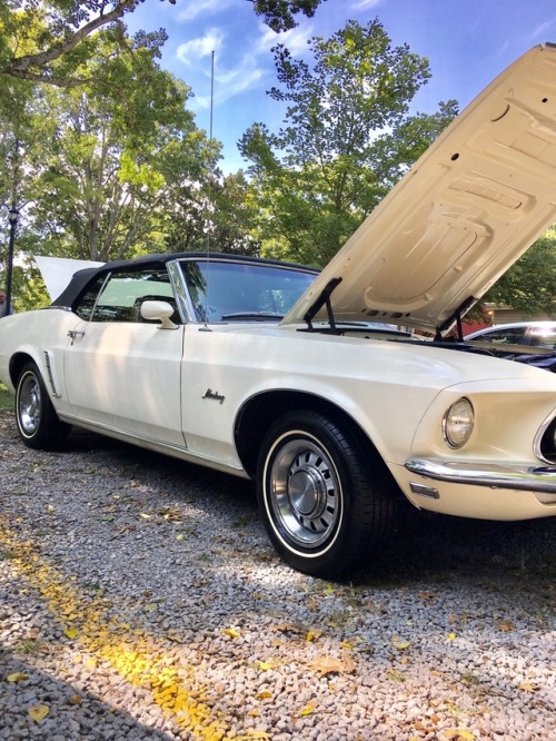 Here’s a 1969 ragtop Mustang with a 220 horsepower 302 mated to an automatic. A smart-looking car dr