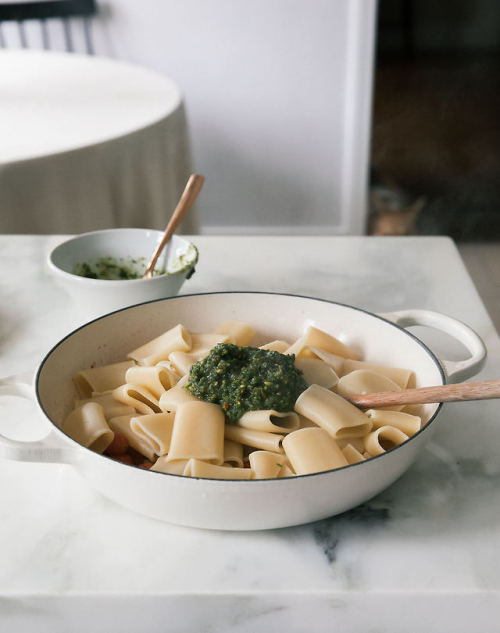 savorytoothgirl:BASIL PISTACHIO PESTO WITH BLISTERED TOMATO PASTA