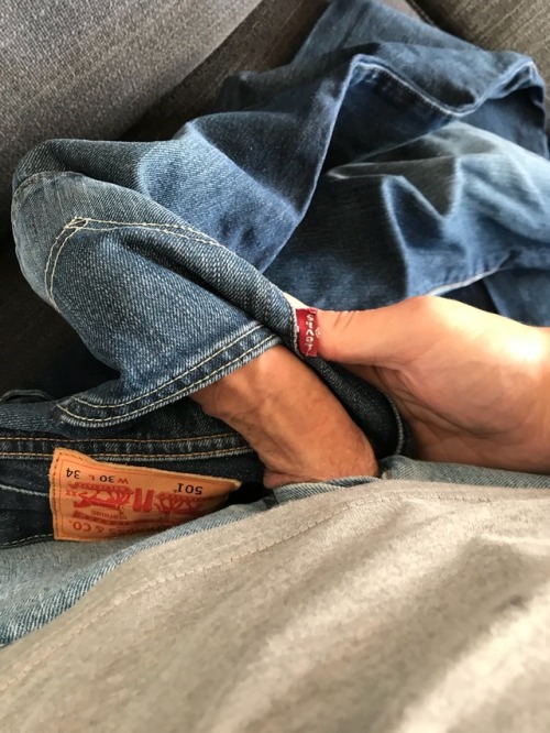 maxpayne918: jeansaresexy:Levi’s love. Cum load in those 501s.