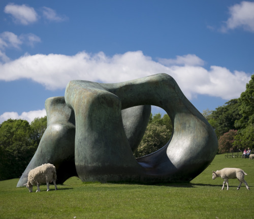 Henry Moore   (UK, 1898 - 1986)Yorkshire Sculpture Park. Henry Moore, Large Two Forms, 1966-69. Bron