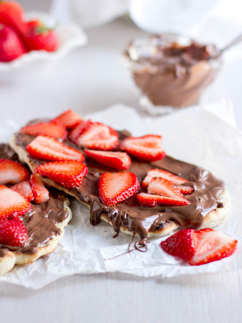 in-my-mouth:Dessert Pizza with Nutella and Strawberries