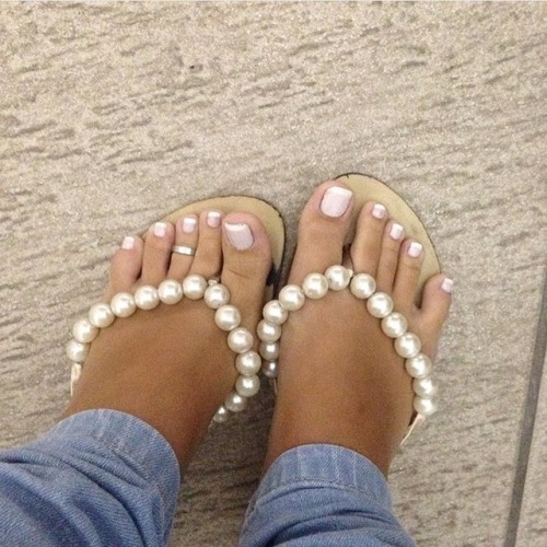 hercutetoes: Got a thing for hot chicks with cute feet? Find one near you that’s looking to hook up.