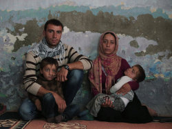 arzzuuu:   babalar ki, yalnızlığın en uzun tarihidiriçlerinden gelip geçtiğimiz.Hasan Ali Toptaş   Görsel :   Syrian Kurdish fighter Delkhwaz Sheikh Ahmad, 22, sits with his wife Siham, 23, and their two sons - Lefteris Pitarakis/ASSOCIATED
