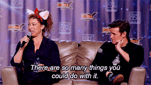 onthebroadway:Alex Kingston & Matt Smith at FanX 2016Q: The sonic sunglasses or the sonic screwd